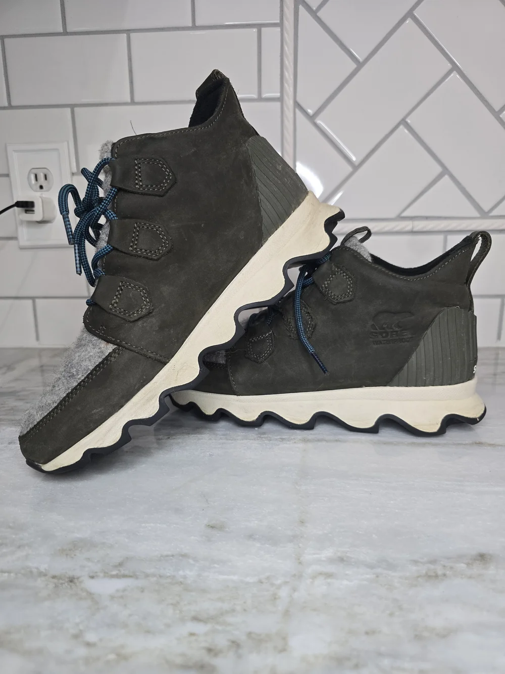 Sorel Kinetic Lite Waterproof Sneakers Gray Felt Waterproof Shoes Women's Size 9